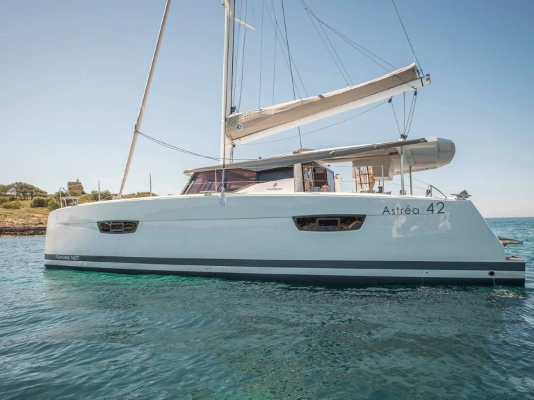 Wynajem Katamaran Fountaine Pajot z patentem 