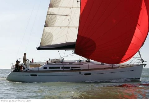 Jeanneau Sun Odyssey 42i między profesjonalistami a osobami prywatnymi w Lavrio
