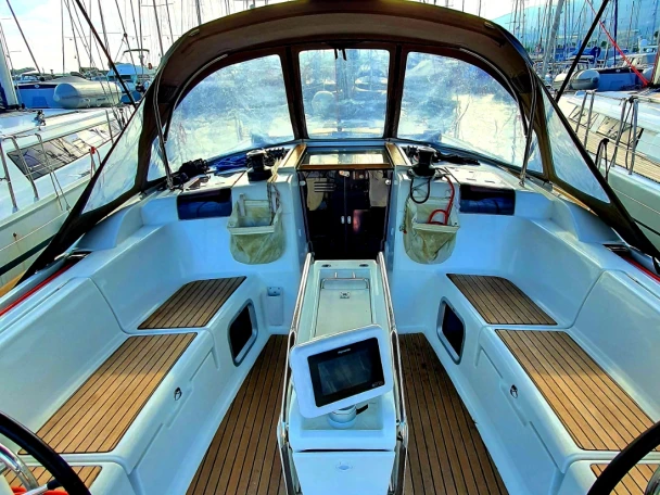 Jeanneau Sun Odyssey 449 między profesjonalistami a osobami prywatnymi w Piso Livadi