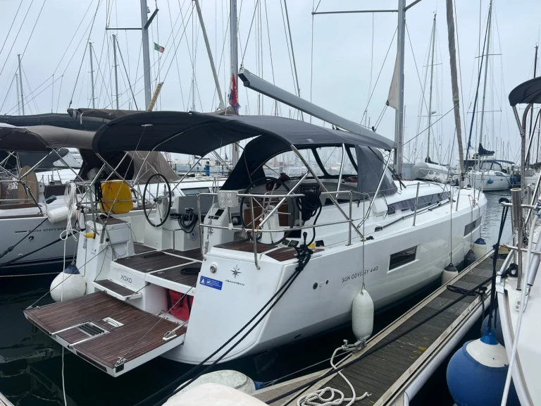 Jeanneau Sun Odyssey 440 między profesjonalistami a osobami prywatnymi w San Vincenzo
