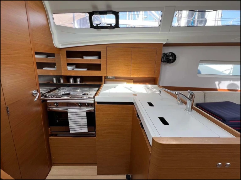 Jeanneau Sun Odyssey 380 między profesjonalistami a osobami prywatnymi w Gouvia