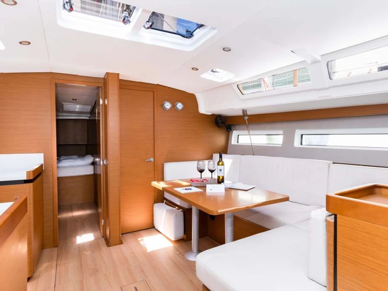 Jeanneau Sun Odyssey 490 między profesjonalistami a osobami prywatnymi w Nea Peramos