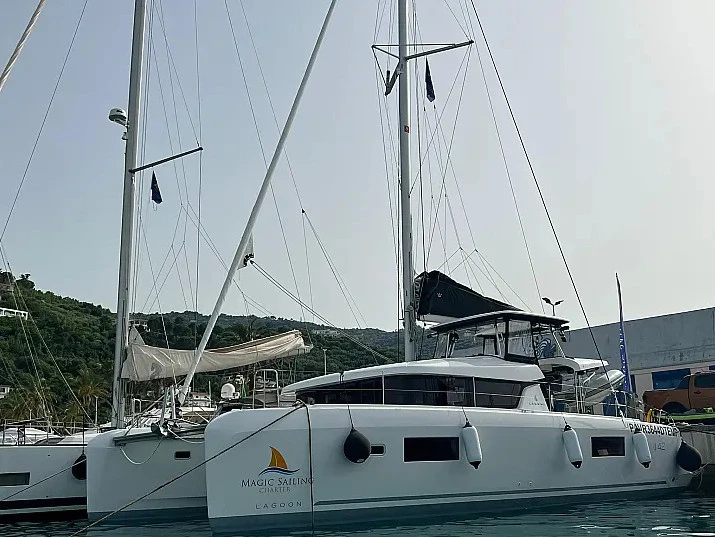Wynajmij Katamaran z lub bez skippera Lagoon w Castellammare del Golfo