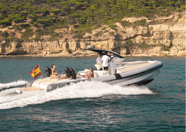 Wynajmij Łódż półsztywna z lub bez skippera Pirelli w Puerto De Barbate