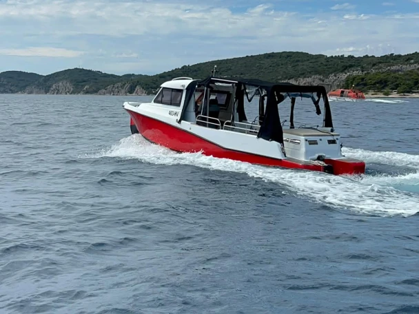Sea Thunder 9 Bakan między profesjonalistami a osobami prywatnymi w Hvar