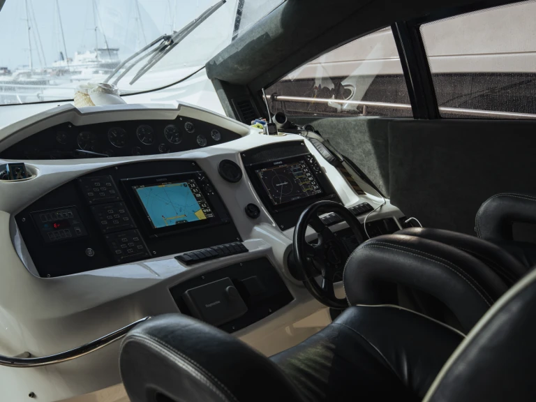 Sunseeker Predator 75 między profesjonalistami a osobami prywatnymi w Palma de Mallorca