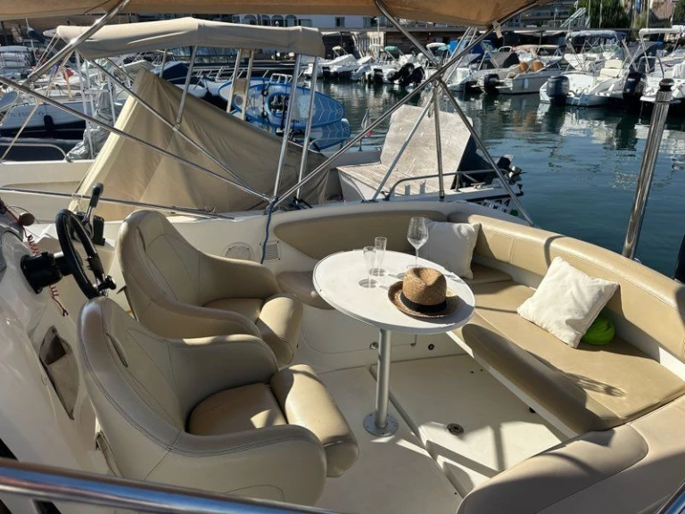 Bénéteau Flyer 750 Sun Deck między profesjonalistami a osobami prywatnymi w Mandelieu-la-Napoule