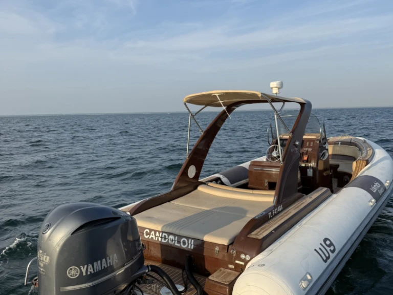 Wimbi Boats W9 między profesjonalistami a osobami prywatnymi w Arcachon