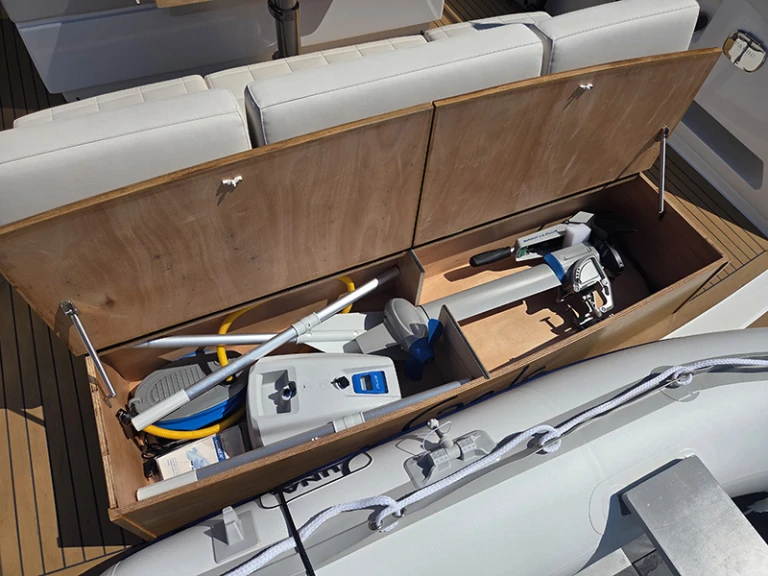 Wynajem Motorówka Pardo Yachts z patentem 