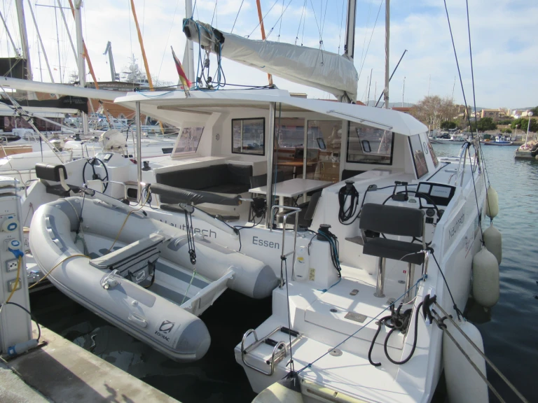 Nautitech Nautitech 40 Open  między profesjonalistami a osobami prywatnymi w Port-Saint-Louis-du-Rhône