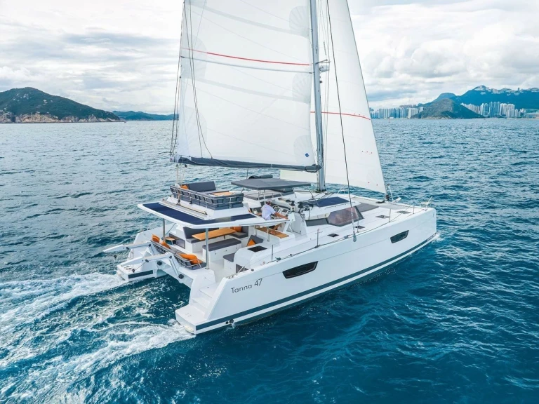 Fountaine Pajot Tanna 47 między profesjonalistami a osobami prywatnymi w Calliaqua Bay