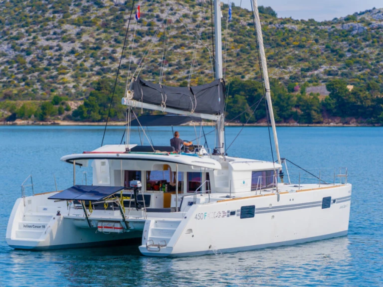 Wynajmij Katamaran z lub bez skippera Lagoon w Rogoznica