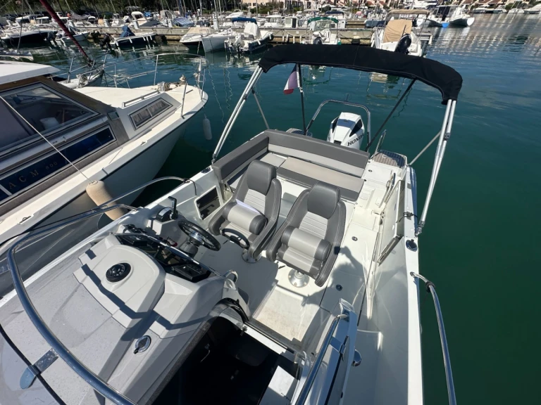 Wynajem w Cogolin- Jeanneau Cap Camarat 7.5 WA Serie 2 na SamBoat