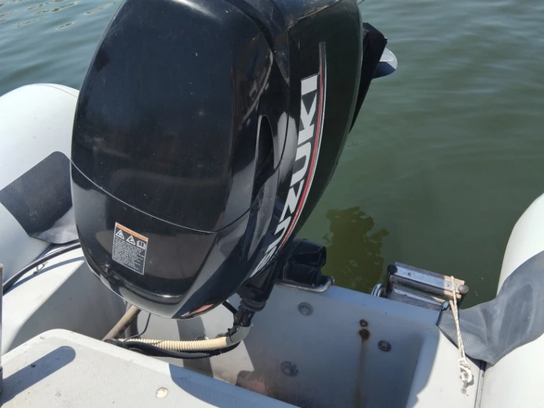Joker Boat Coaster 515 między profesjonalistami a osobami prywatnymi w Cagliari