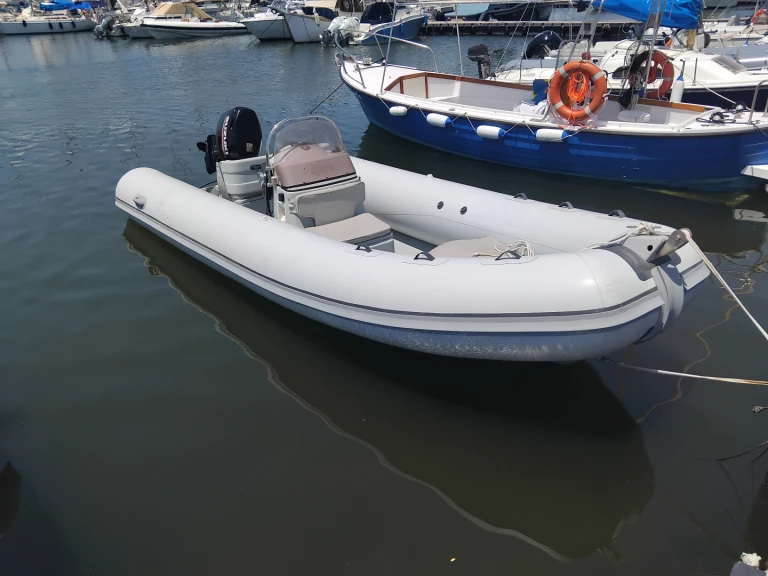 Wynajem Łódż półsztywna Joker Boat z patentem 