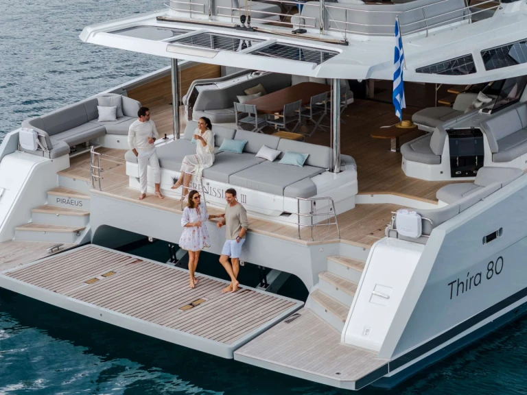 Fountaine Pajot SERENISSIMA III między profesjonalistami a osobami prywatnymi w Ateny