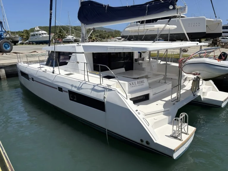Leopard Catamarans / Robertson & Caine Leopard 45 między profesjonalistami a osobami prywatnymi w Parish of Saint George