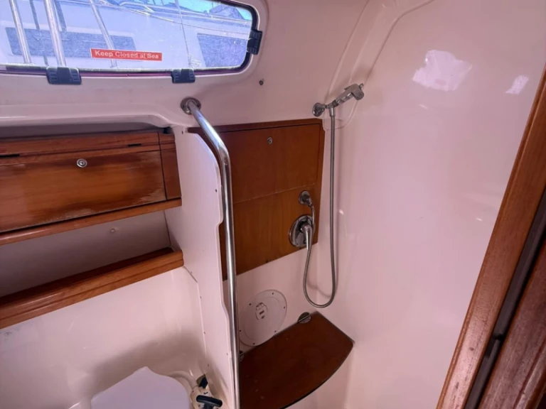 Wynajem łodzi Lavrio tanio Bavaria 42 Cruiser