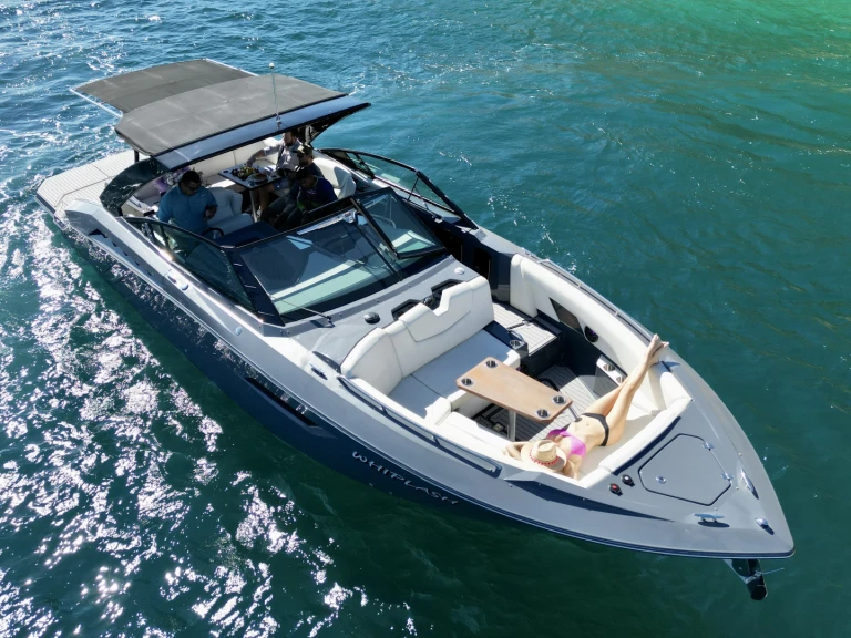 Cruisers 350 Sundancer między profesjonalistami a osobami prywatnymi w Cabo San Lucas