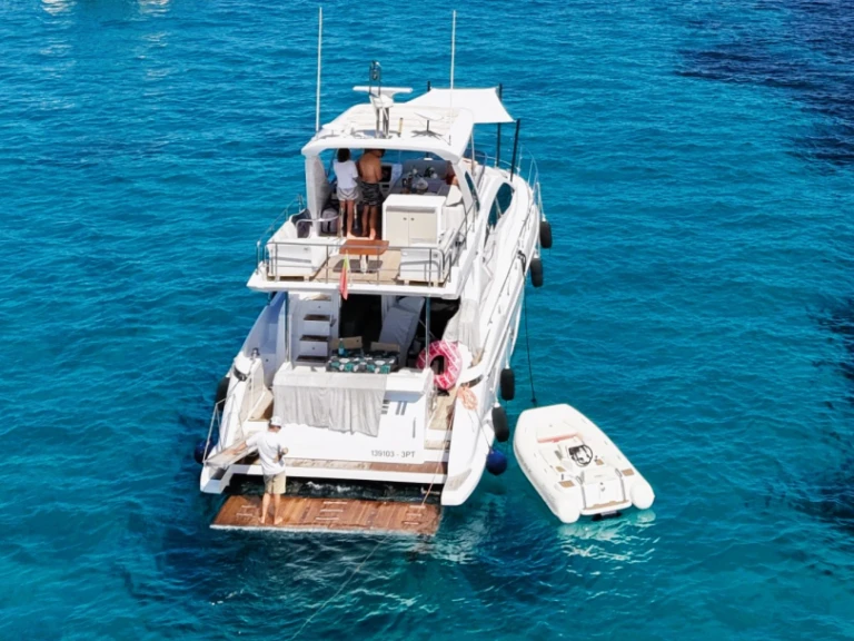 Azimut Azimut 50 Fly między profesjonalistami a osobami prywatnymi w Golfe-Juan