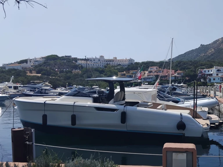 Bellini Yachts Astor 36 między profesjonalistami a osobami prywatnymi w Porto Cervo