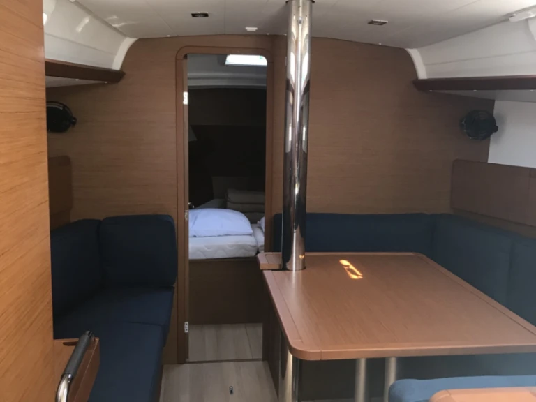 Jeanneau Sun Odyssey 389 między profesjonalistami a osobami prywatnymi w Ajaccio