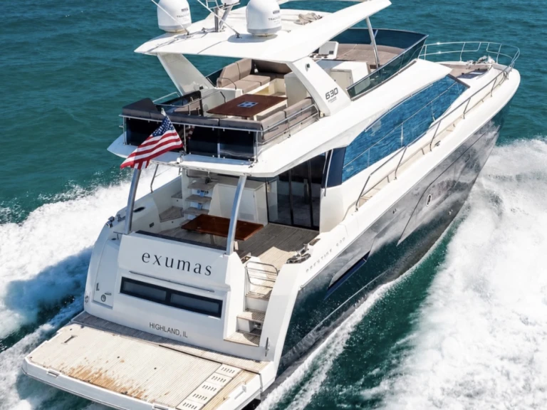 Prestige 630 Flybridge między profesjonalistami a osobami prywatnymi w Miami Beach
