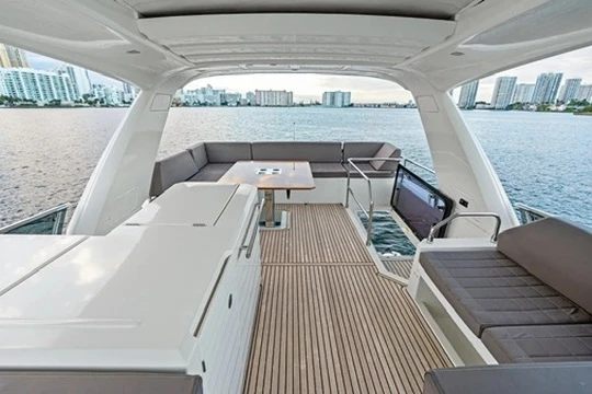 Wynajem łodzi Miami Beach tanio 630 Flybridge