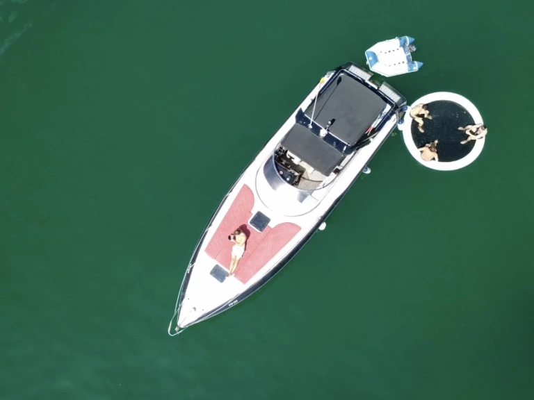 Wynajem Motorówka Sunseeker z patentem 