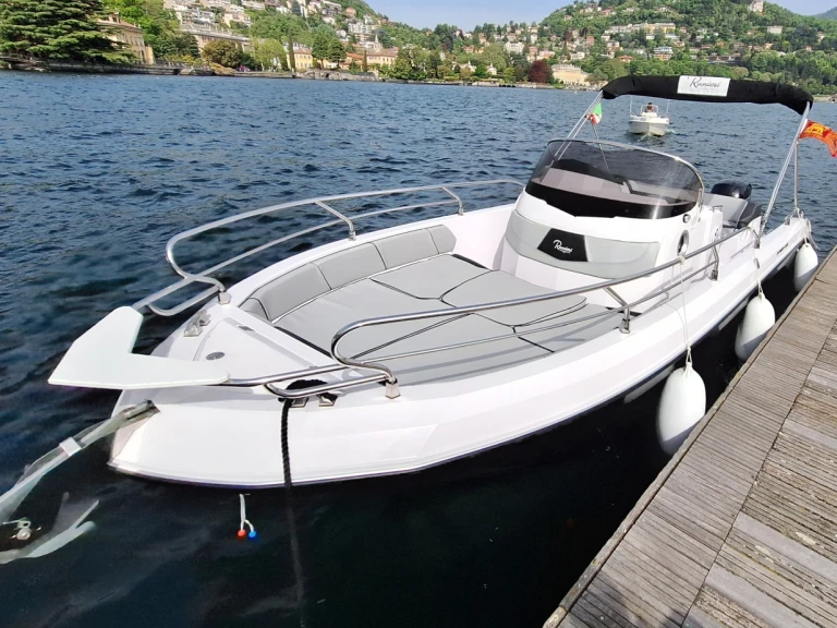 Ranieri Voyager 23 s między profesjonalistami a osobami prywatnymi w Como (City)