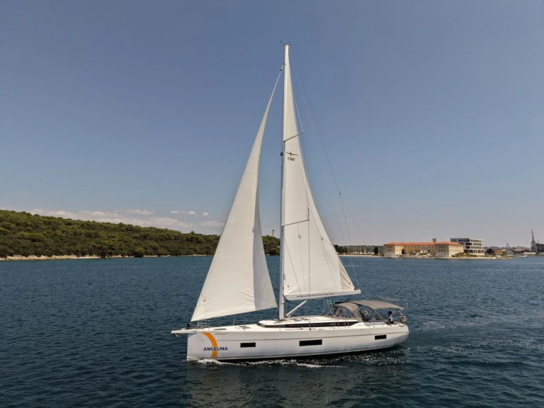 Bavaria Cruiser 50 między profesjonalistami a osobami prywatnymi w Pula