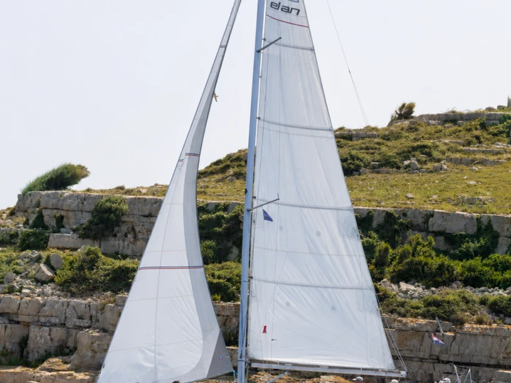 Wynajmij Elan E4 w Betina