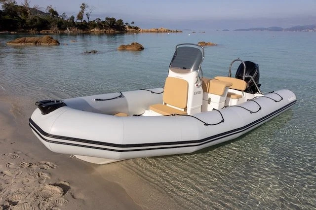 Wynajem łodzi Isolella tanio BOMBARD 650 SUNRIDER NEO
