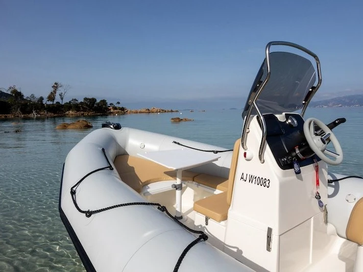 Wynajem łodzi Isolella tanio BOMBARD 650 SUNRIDER NEO