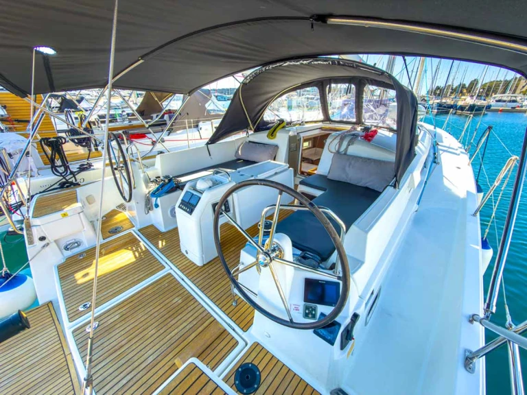 Jeanneau Sun Odyssey 440 między profesjonalistami a osobami prywatnymi w Pula