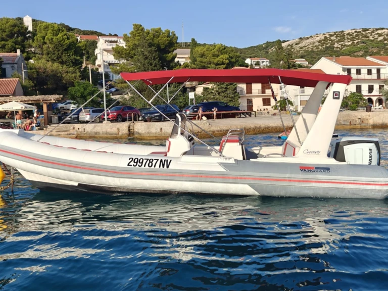 Valiant V 750 Cruiser między profesjonalistami a osobami prywatnymi w Novalja
