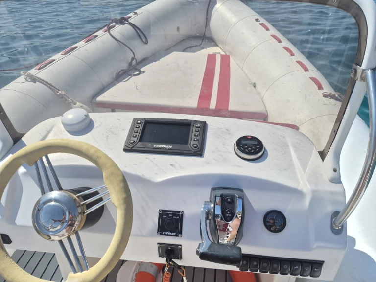 Wynajmij Valiant V 750 Cruiser w Novalja