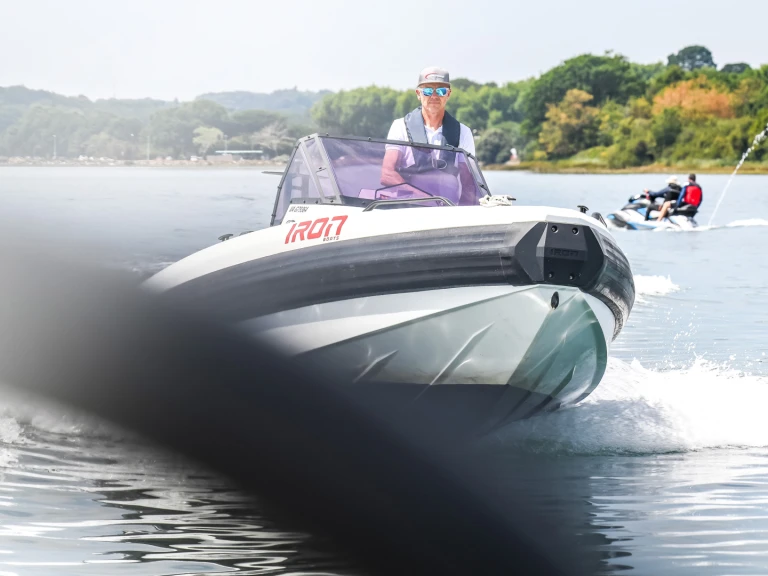 Wynajem Motorówka IRON BOATS  z patentem 