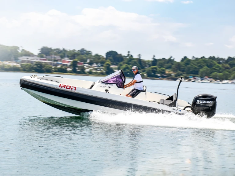 IRON BOATS  IRON 6.47 między profesjonalistami a osobami prywatnymi w Vannes