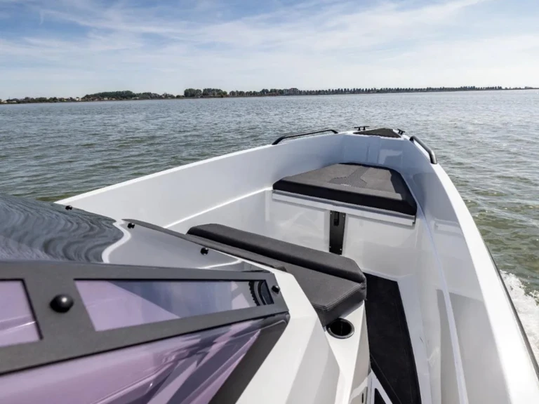 Wynajem Motorówka IRON BOATS  z patentem 