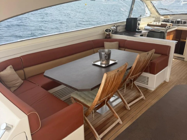 Leopard Leopard 23 Sport między profesjonalistami a osobami prywatnymi w Saint-Tropez