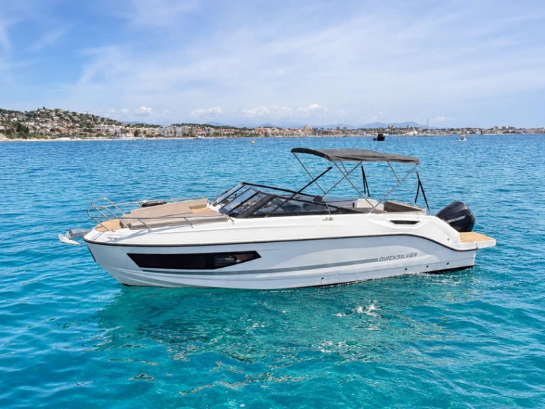 Quicksilver Activ 755 Cruiser między profesjonalistami a osobami prywatnymi w Hyeres