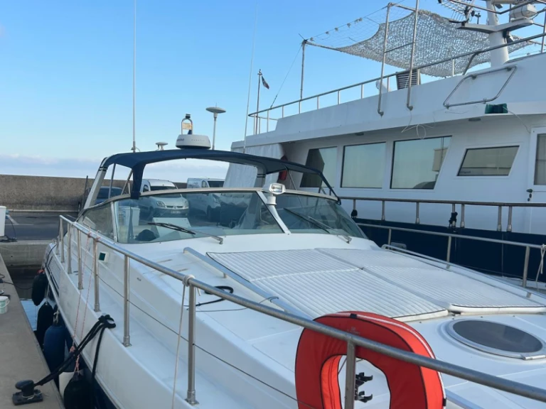Pershing Pershing 40 między profesjonalistami a osobami prywatnymi w Golfe-Juan