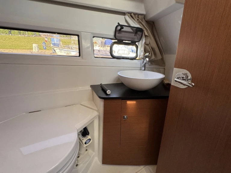 Jeanneau Merry Fisher 895 między profesjonalistami a osobami prywatnymi w Asnières-sur-Seine