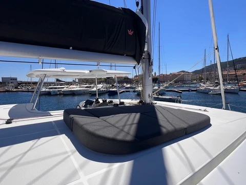 Lagoon Lagoon 42 między profesjonalistami a osobami prywatnymi w Ajaccio