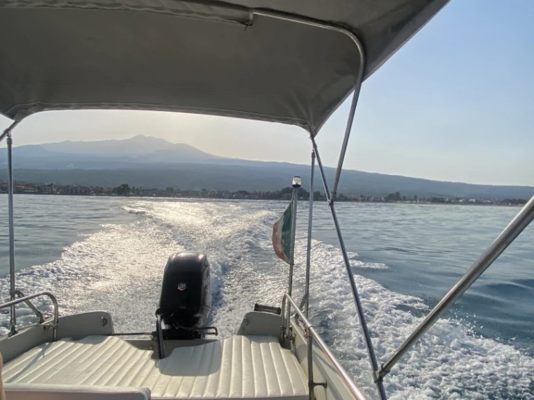 Boston Whaler Boston Whaler 17 między profesjonalistami a osobami prywatnymi w Riposto