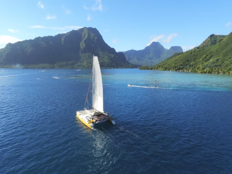 Wynajem Katamaran Outremer z patentem 