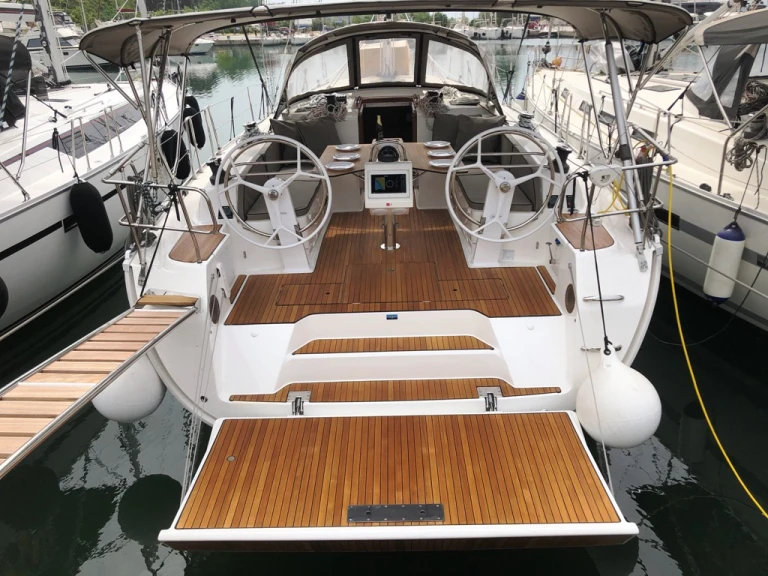 Bavaria Cruiser 46 między profesjonalistami a osobami prywatnymi w Lefkáda