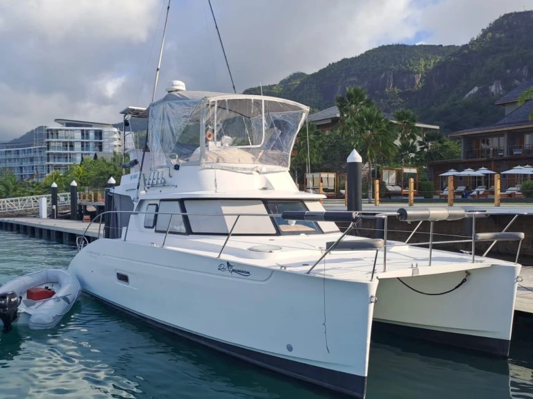 Wynajem Katamaran Fountaine Pajot z patentem 