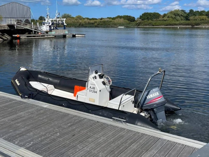 Bombard Explorer 550 SP między profesjonalistami a osobami prywatnymi w Rouen